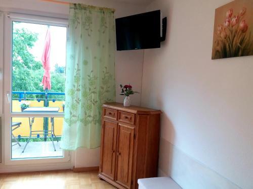 Helles Apartment Mit Balkon Am Gro�en Garten Nahe Stadtzentrum