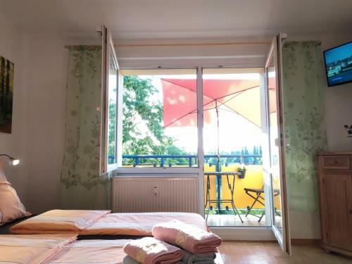 Helles Apartment Mit Balkon Am Gro�en Garten Nahe Stadtzentrum