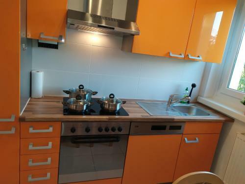 Helles Apartment Mit Balkon Am Gro�en Garten Nahe Stadtzentrum