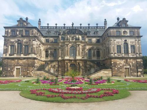 Helles Apartment Mit Balkon Am Gro�en Garten Nahe Stadtzentrum