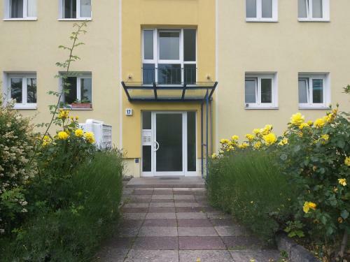 Helles Apartment Mit Balkon Am Gro�en Garten Nahe Stadtzentrum