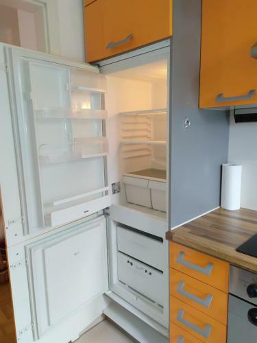 Helles Apartment Mit Balkon Am Gro�en Garten Nahe Stadtzentrum