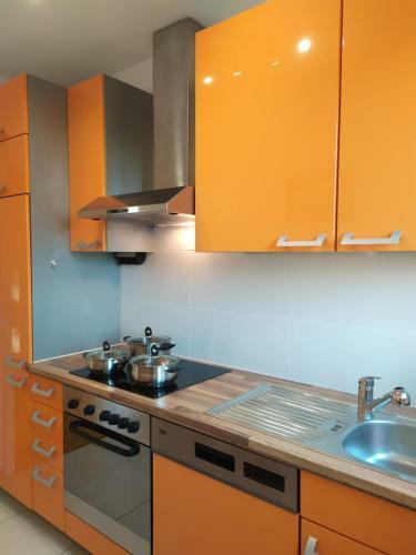 Helles Apartment Mit Balkon Am Gro�en Garten Nahe Stadtzentrum