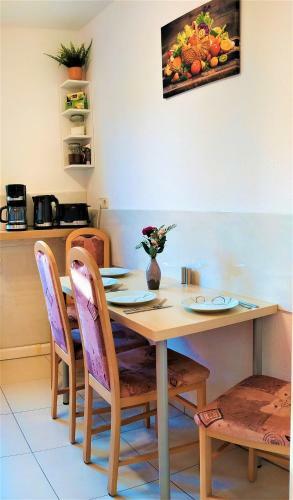 Helles Apartment Mit Balkon Am Gro�en Garten Nahe Stadtzentrum