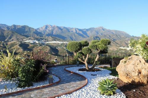 Exceptional Costa Del Sol Villa For 8, Hi Spec, Tranquil Setting, Amazing Views. Heated Pool.