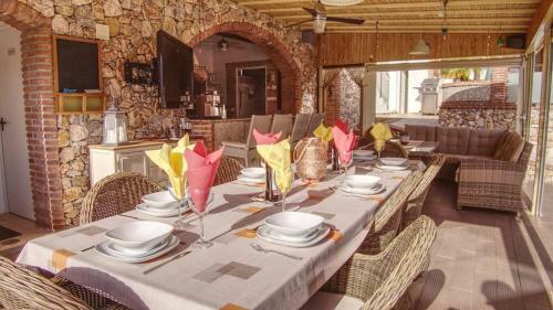 Exceptional Costa Del Sol Villa For 8, Hi Spec, Tranquil Setting, Amazing Views. Heated Pool.