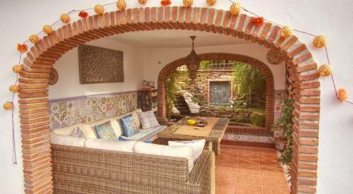 Exceptional Costa Del Sol Villa For 8, Hi Spec, Tranquil Setting, Amazing Views. Heated Pool.