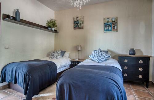 Luxury 4-bedroom Villa, Private Pool And Outhouse