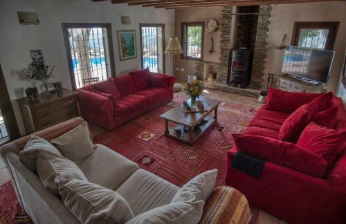 Luxury 4-bedroom Villa, Private Pool And Outhouse