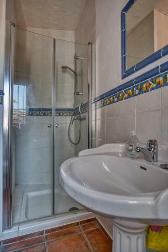 Luxury 4-bedroom Villa, Private Pool And Outhouse