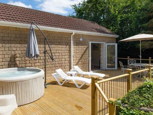 1 Luckington Stables