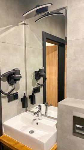 Hotel Zajazd Valentino / Listopadowa 55