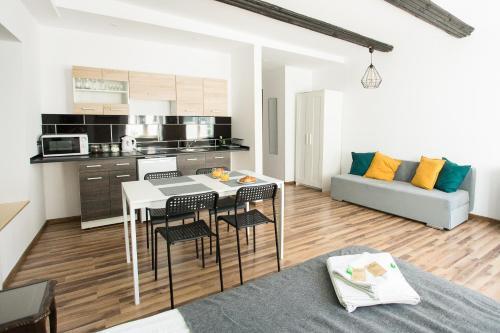 Apartamento Old Town Studio (b)