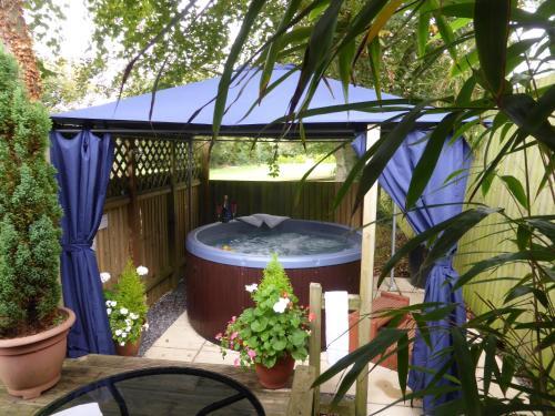 Hostal Cypress Log Cabins B&B