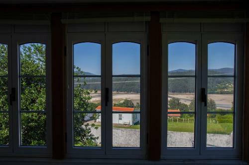 Beachfront Surf & Holiday House, Up To 12 Persons