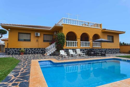 Amplio Chalet Con Gran Piscina Y Jardin