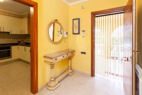 Amplio Chalet Con Gran Piscina Y Jardin