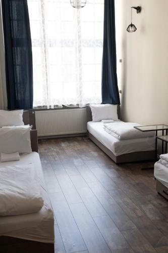 Quantum Hostel