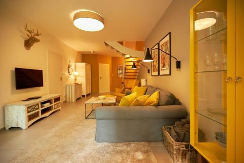 Seayou Yellow House