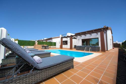5 Star Luxury Villa, Private Heated Pool, Golf & Sea Views.