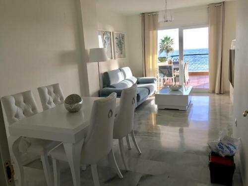 Mi Capricho B16 Beachfront Apartment