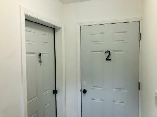 Luxury 3 Bedroom Apartment With Backyard + Close Transport