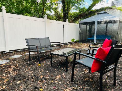 Luxury 3 Bedroom Apartment With Backyard + Close Transport