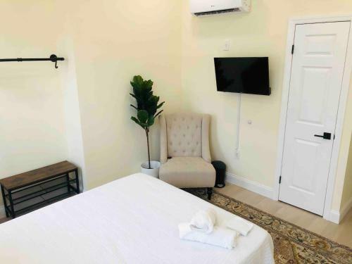 Luxury 3 Bedroom Apartment With Backyard + Close Transport