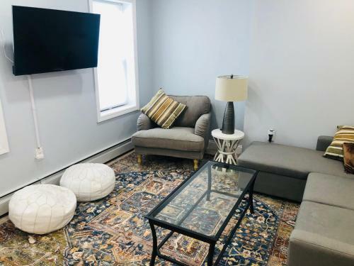 Luxury 3 Bedroom Apartment With Backyard + Close Transport