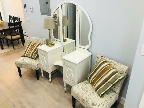 Luxury 3 Bedroom Apartment With Backyard + Close Transport