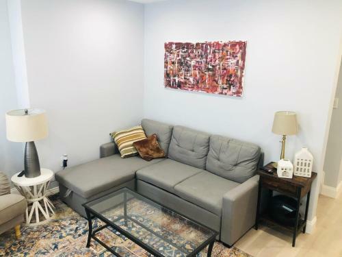 Luxury 3 Bedroom Apartment With Backyard + Close Transport