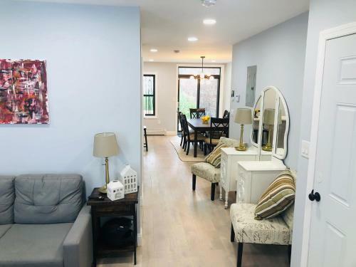 Luxury 3 Bedroom Apartment With Backyard + Close Transport