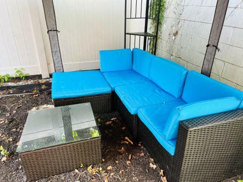 Luxury 3 Bedroom Apartment With Backyard + Close Transport