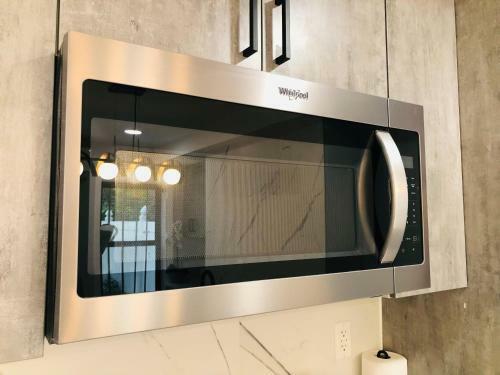 Luxury 3 Bedroom Apartment With Backyard + Close Transport