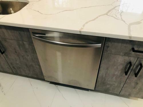 Luxury 3 Bedroom Apartment With Backyard + Close Transport