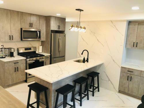 Luxury 3 Bedroom Apartment With Backyard + Close Transport