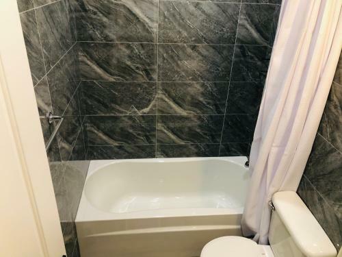 Luxury 3 Bedroom Apartment With Backyard + Close Transport