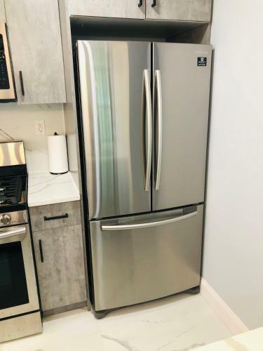 Luxury 3 Bedroom Apartment With Backyard + Close Transport