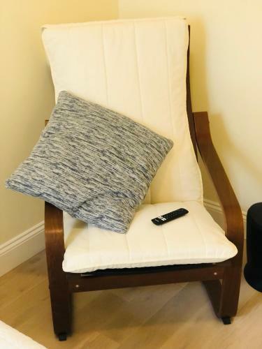 Luxury 3 Bedroom Apartment With Backyard + Close Transport