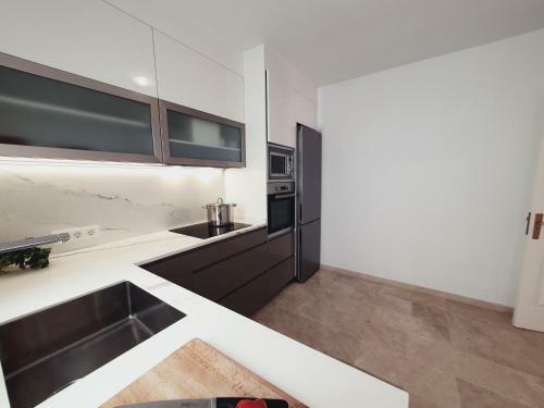 Apartamento Modern Family Home Above Swimming Pool