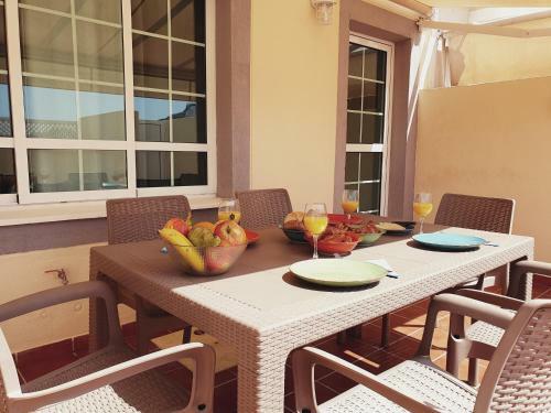 Apartamento Modern Family Home Above Swimming Pool