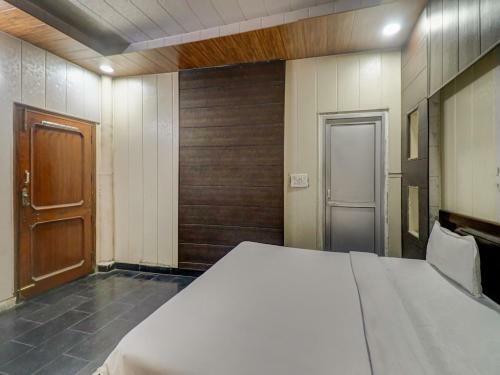 Hotel Capital O 82559 Royal Plaza