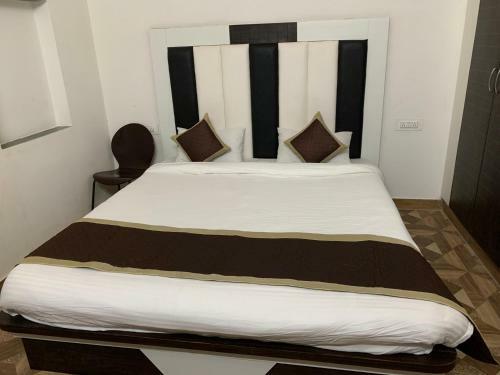 Hotel Dhanush Palace