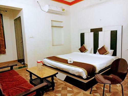 Hotel Dhanush Palace