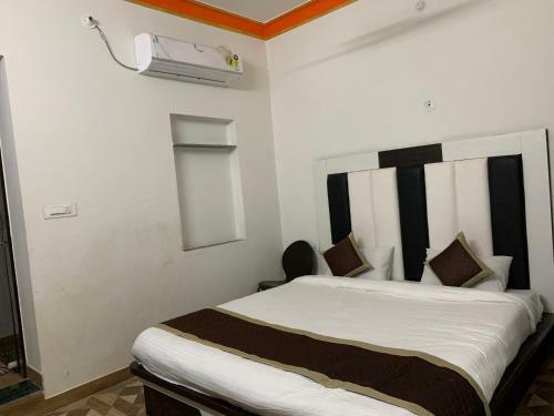 Hotel Dhanush Palace
