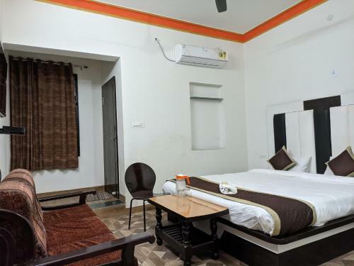 Hotel Dhanush Palace