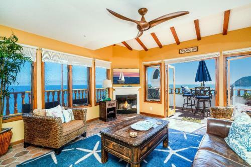 Oceanfront Villa With One Of A Kind Amazing View!!