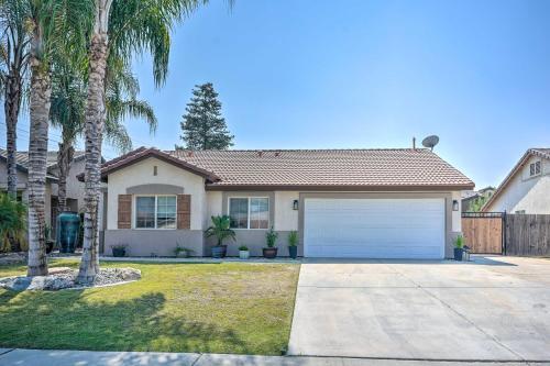 Stylish Bakersfield Getaway With Pool Table!