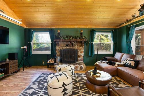 Bear Cabin-central Ac, Play Deck, Jacuzzi