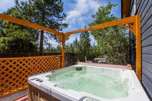 Bear Cabin-central Ac, Play Deck, Jacuzzi